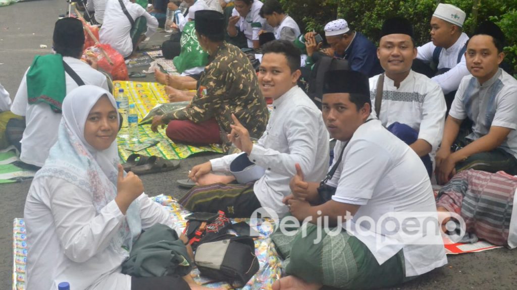 Ketua PC IPPNU Bersama Pengurus PC IPNU Situbondo saat Menyaksikan Acara Puncak Resepsi 1 Abad NU (BP/Robet)