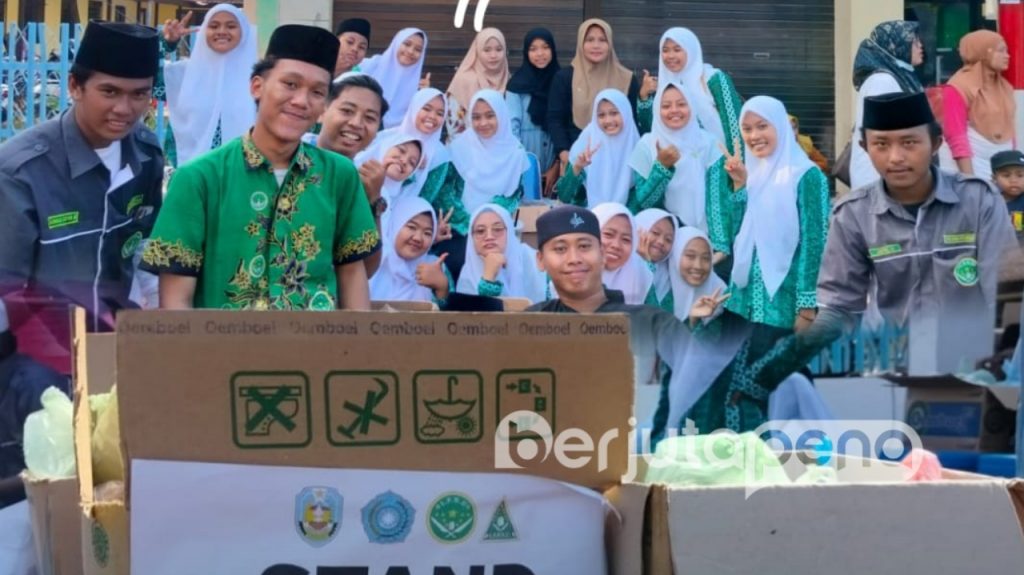 Foto Bersama Setelah Membagi-bagikan Konsumsi untuk Jamaah 1 Abad NU dan Haflatul Imtihan (BP/Istimewa) 