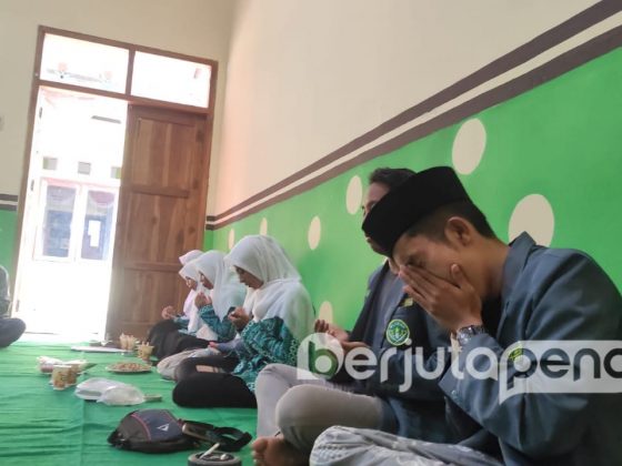 Suasana haru PAC IPNU IPPNU Widoropayung saat membentuk PR Pertamanya (BP/Istimewa)