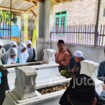 Moment saat berziarah ke makam para muassis (BP/Istimewa)