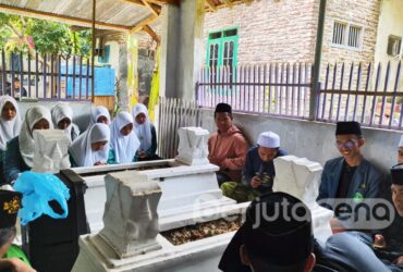 Moment saat berziarah ke makam para muassis (BP/Istimewa)