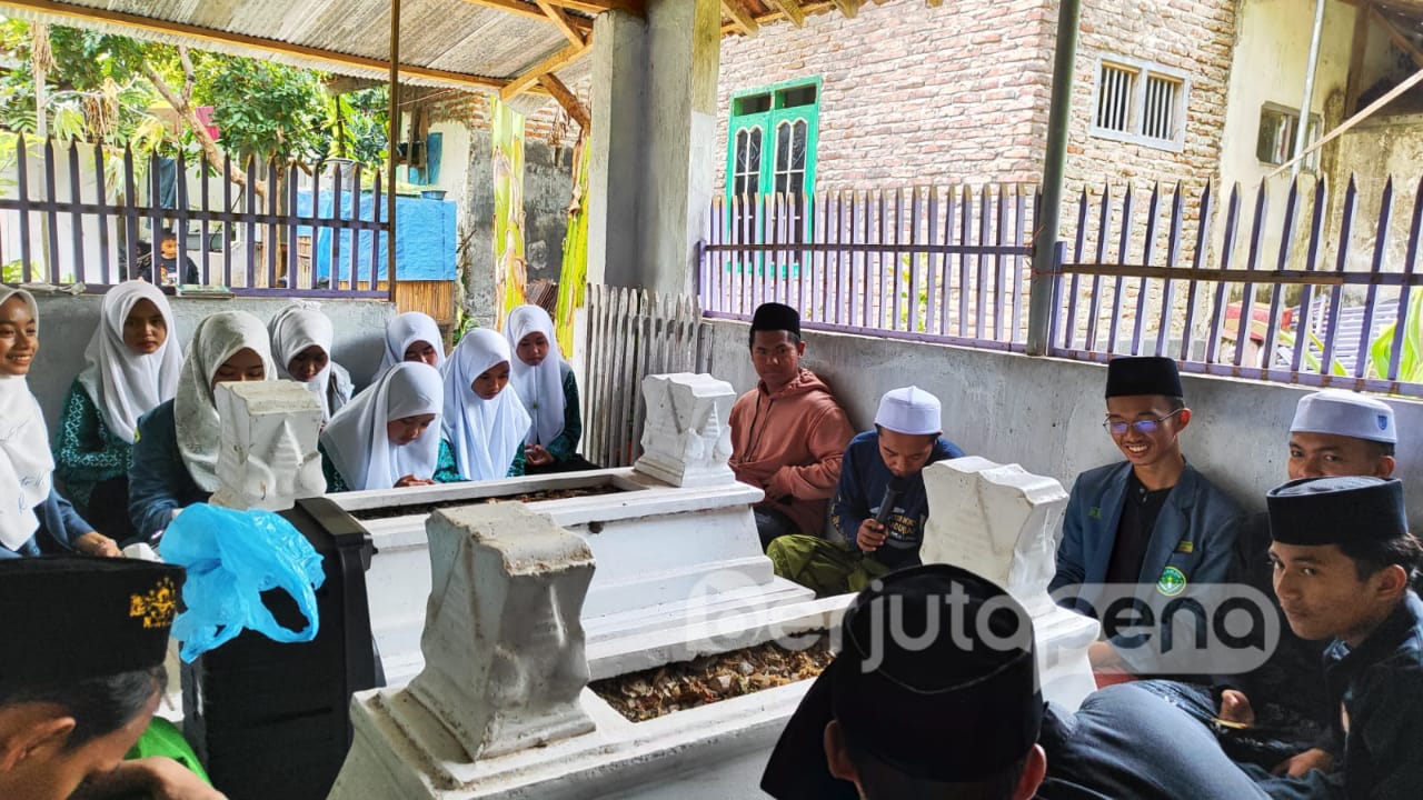 Moment saat berziarah ke makam para muassis (BP/Istimewa)