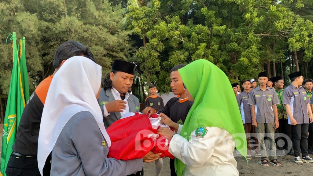 Prosesi pengibaran bendera merah putih raksasa. (BP/Istimewa)