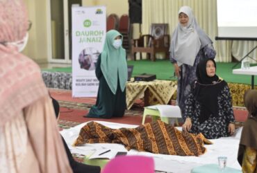 Sumber Foto : https://izi.or.id/edukasi-kepengurusan-jenazah-bersama-muslimah-gading-serpong-izi-banten/