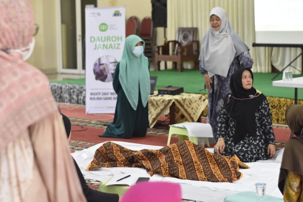 Sumber Foto : https://izi.or.id/edukasi-kepengurusan-jenazah-bersama-muslimah-gading-serpong-izi-banten/