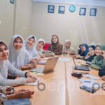 Pengurus Pusat IKSASS Putri bersama PC IPPNU Situbondo (BP/Istimewa)