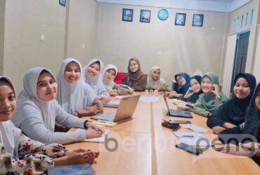 Pengurus Pusat IKSASS Putri bersama PC IPPNU Situbondo (BP/Istimewa)