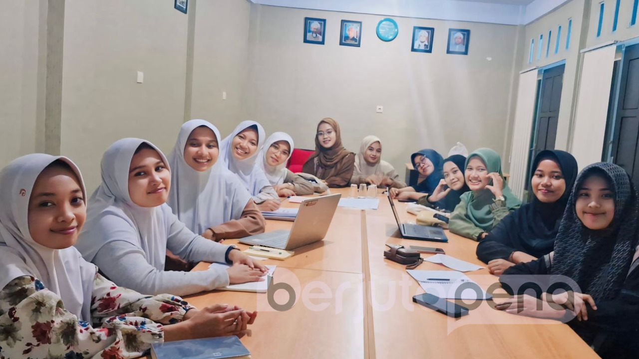 Pengurus Pusat IKSASS Putri bersama PC IPPNU Situbondo (BP/Istimewa)