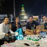 Bersama para pengurus Besuki Membaca (BP/Istimewa)