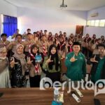 Foto bersama usai kunjungan ke SMAN 2 Situbondo (BP/Istimewa)