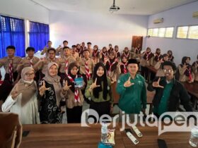 Foto bersama usai kunjungan ke SMAN 2 Situbondo (BP/Istimewa)