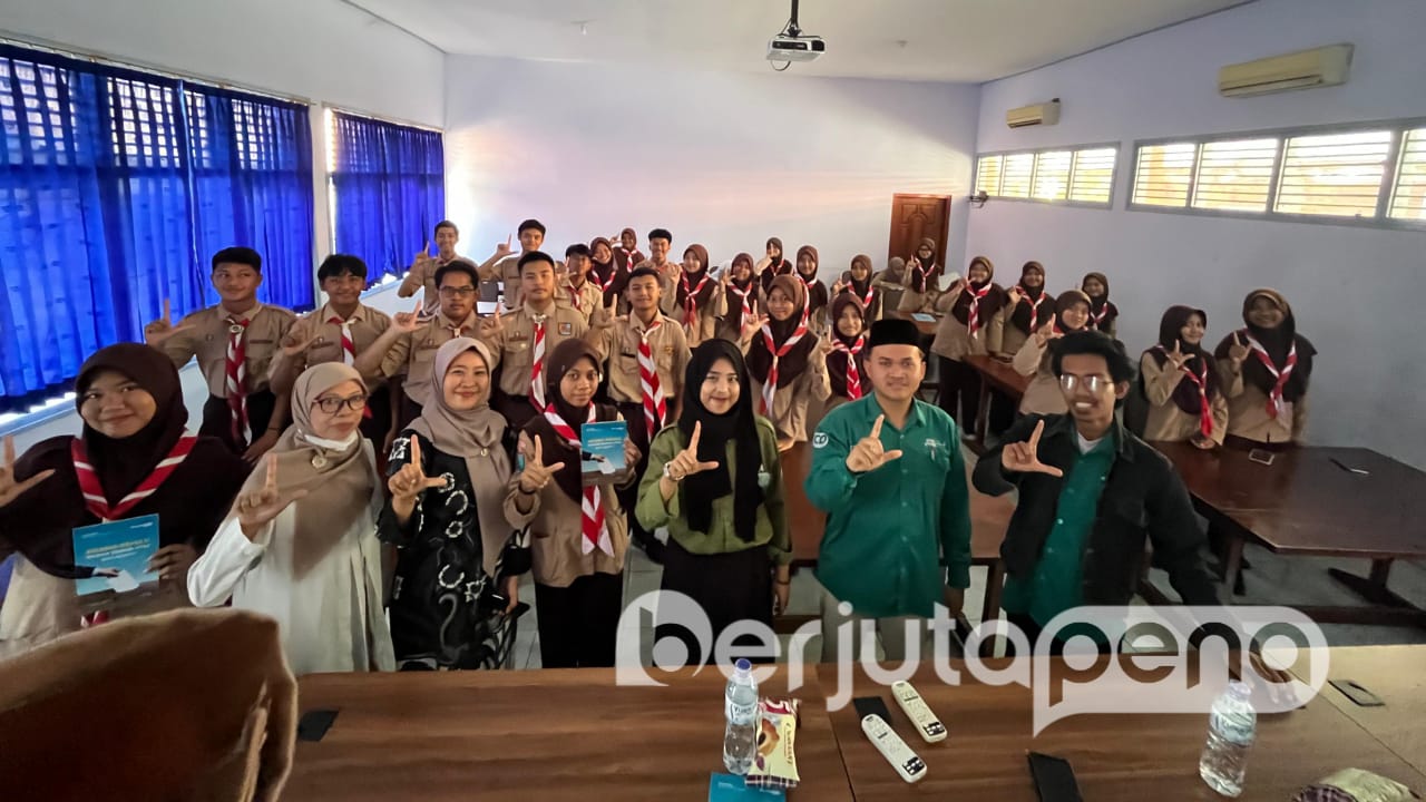 Foto bersama usai kunjungan ke SMAN 2 Situbondo (BP/Istimewa)